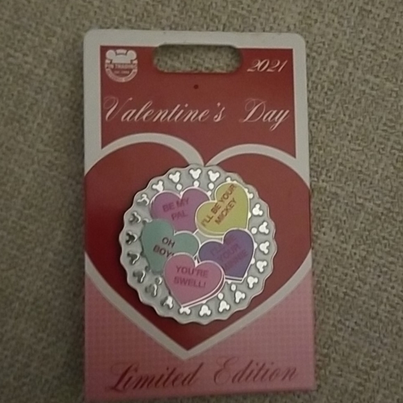 Disney Park 2021 Valentines Day pin - Picture 1 of 4